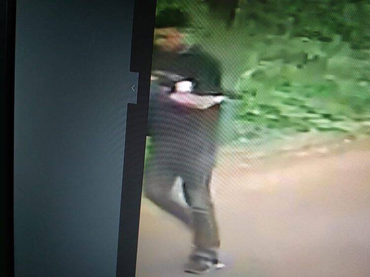 Polícia divulga imagens de possível homicida que matou rapaz à facão no Porto Belo