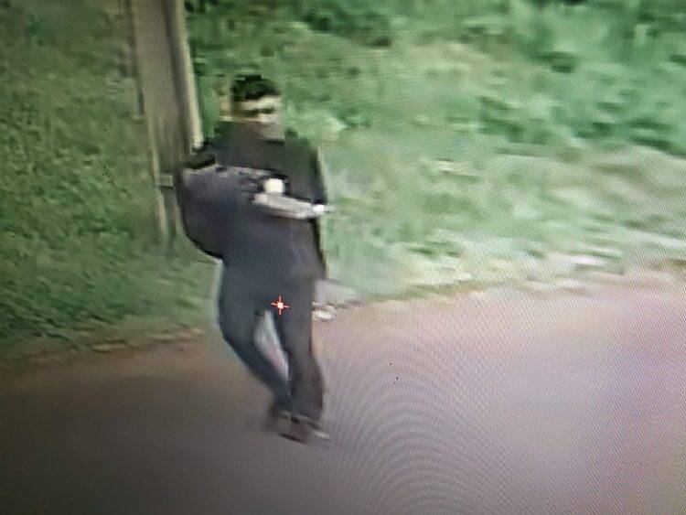 Polícia divulga imagens de possível homicida que matou rapaz à facão no Porto Belo