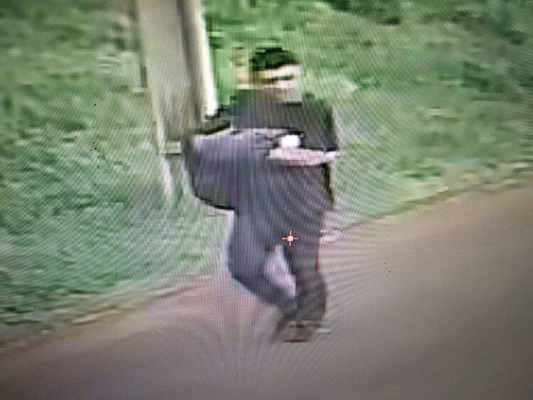 Polícia divulga imagens de possível homicida que matou rapaz à facão no Porto Belo