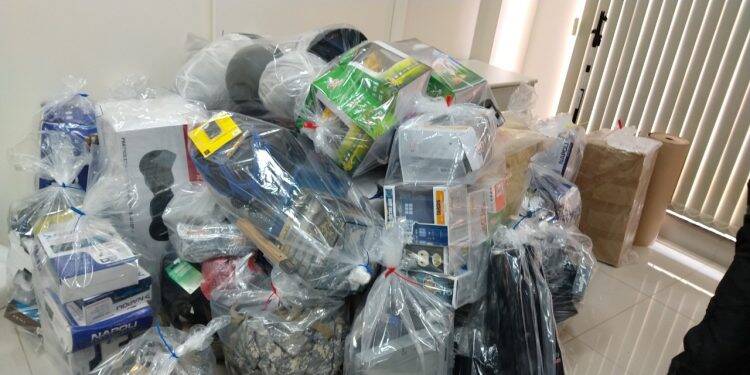 Policiais de Santa Terezinha presos apreendiam mercadorias e revendiam pela internet