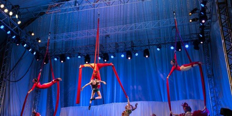 Encantos de Natal: Gramadão de Itaipu ganha luzes natalinas, nesta terça-feira (10)