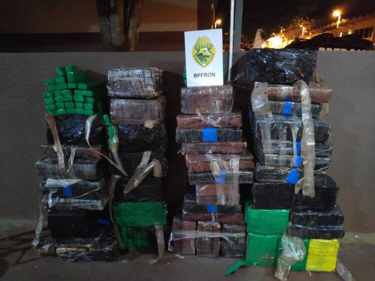 Van estacionada em frente a Praça da Bíblia guardava mais de meia tonelada de maconha