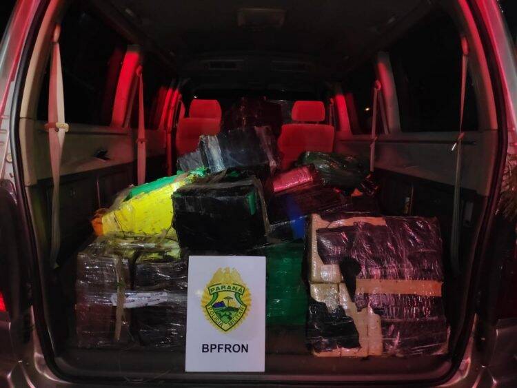 Van estacionada em frente a Praça da Bíblia guardava mais de meia tonelada de maconha