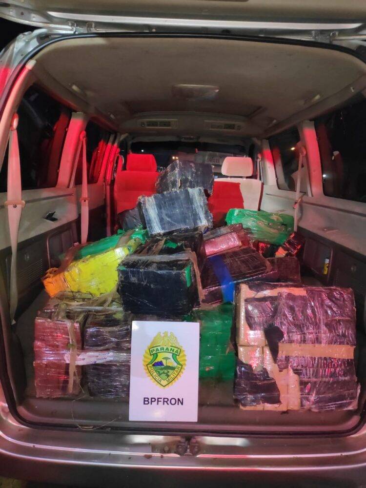 Van estacionada em frente a Praça da Bíblia guardava mais de meia tonelada de maconha