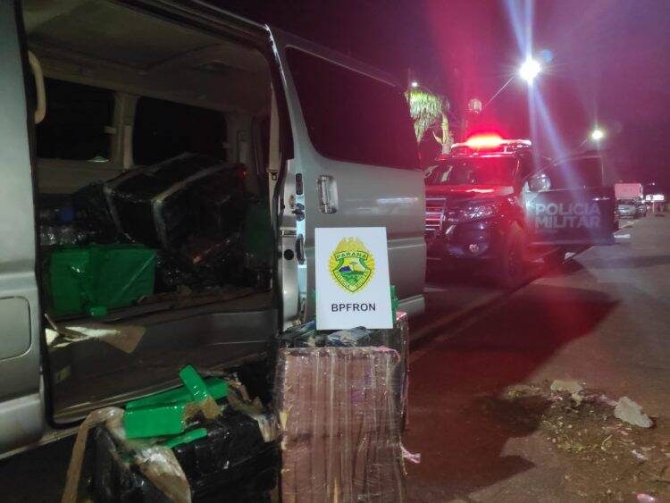 Van estacionada em frente a Praça da Bíblia guardava mais de meia tonelada de maconha