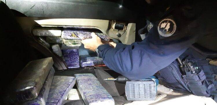 PRF em Santa Terezinha de Itaipu encontra maconha em fundo falso de automóvel