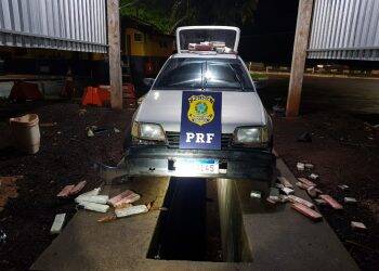 PRF em Santa Terezinha de Itaipu encontra maconha em fundo falso de automóvel