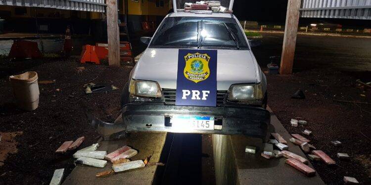 PRF em Santa Terezinha de Itaipu encontra maconha em fundo falso de automóvel
