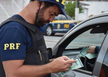 Com site do Detran-PR fora do ar, PRF alerta para a importância de portar o documento do carro