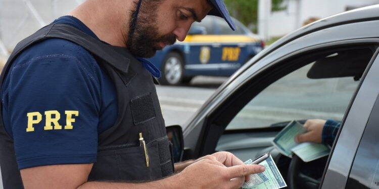 Com site do Detran-PR fora do ar, PRF alerta para a importância de portar o documento do carro