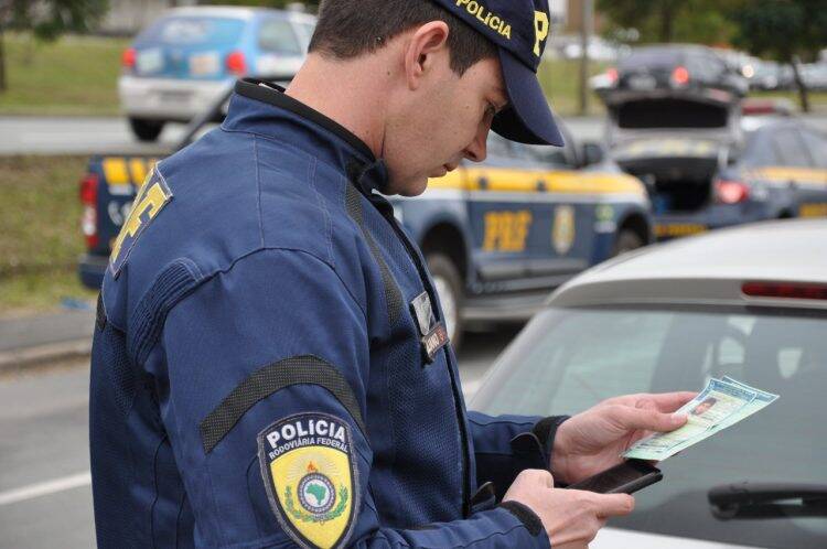 Com site do Detran-PR fora do ar, PRF alerta para a importância de portar o documento do carro