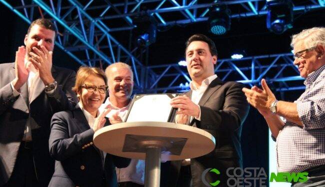 Em Medianeira, Ministra da Agricultura assina medida que declara o Paraná livre de peste suína clássica