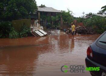 Chuva causa alagamentos e deixa famílias desalojadas em Guaíra