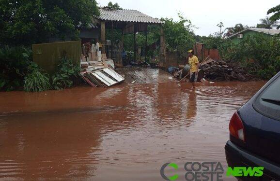 Chuva causa alagamentos e deixa famílias desalojadas em Guaíra