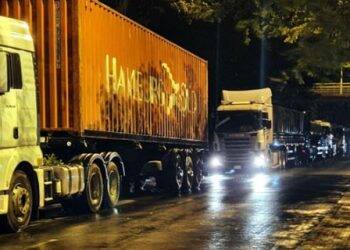 Nova tarifa aduaneira no Paraguai causa congestionamento de caminhões na fronteira