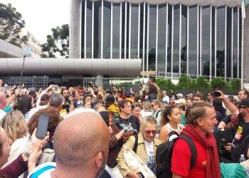 Após quase 24 horas, servidores começam a desocupar Assembleia Legislativa