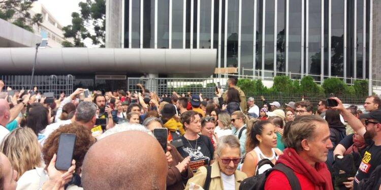 Após quase 24 horas, servidores começam a desocupar Assembleia Legislativa