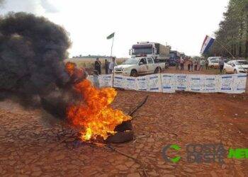 Manifestação no Paraguai impede caminhoneiros de atravessarem para o Brasil pelo porto de Santa Helena
