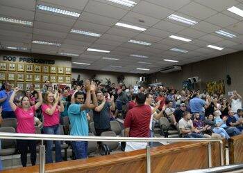 Em clima de comemoração da classe, projeto dos aplicativos é aprovado pelos vereadores