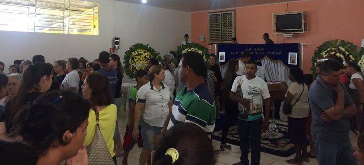 Corpos de dois dos trigêmeos que se afogaram no Rio Paraná são sepultados