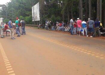 Trabalhadores da reforma do aeroporto de Iguazú fecham rodovia de acesso ao terminal e Cataratas