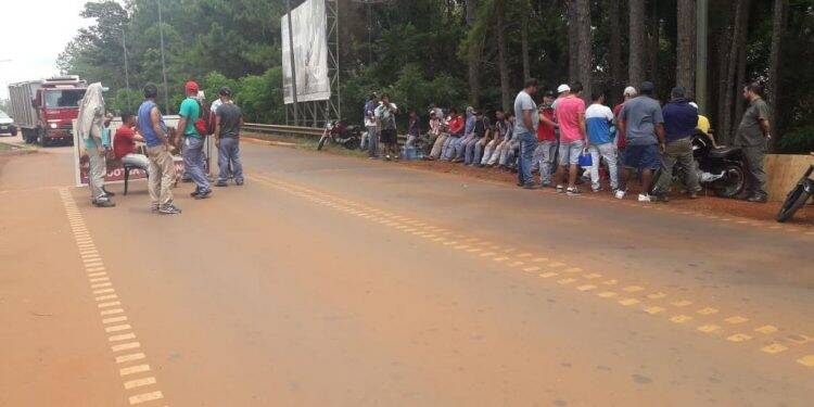 Trabalhadores da reforma do aeroporto de Iguazú fecham rodovia de acesso ao terminal e Cataratas