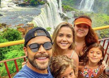 Cantor Marcos, da dupla com Belutti, passa férias com a família em Foz do Iguaçu