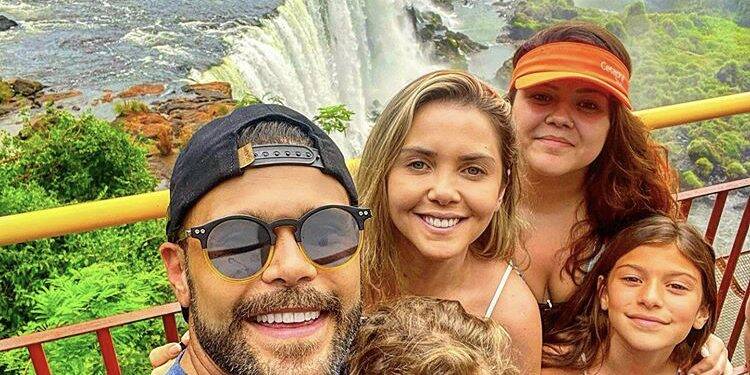 Cantor Marcos, da dupla com Belutti, passa férias com a família em Foz do Iguaçu