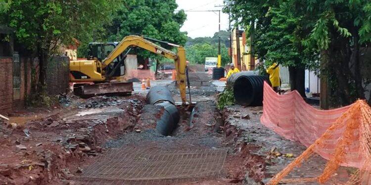 Chuva alaga casas vizinhas à obra de galeria pluvial no Porto Meira