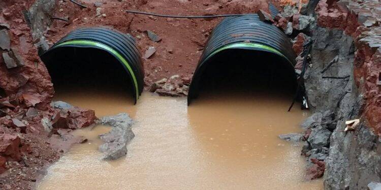 Chuva alaga casas vizinhas à obra de galeria pluvial no Porto Meira