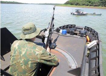 Fuga no Paraguai: Fuzileiros e lancha blindada Poraquê reforçam segurança na fronteira