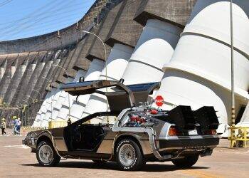 DeLorean de “De Volta para o Futuro” recarrega as energias na usina de Itaipu