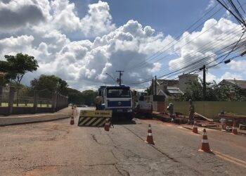 Obra interdita passagem de veículos na Rua Nereu Ramos, no Parque Presidente