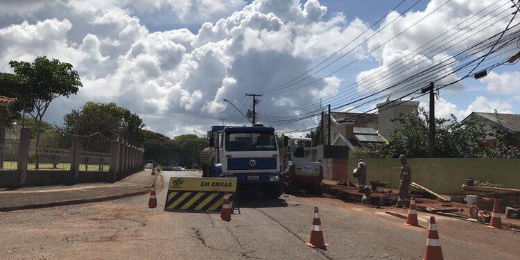 Obra interdita passagem de veículos na Rua Nereu Ramos, no Parque Presidente
