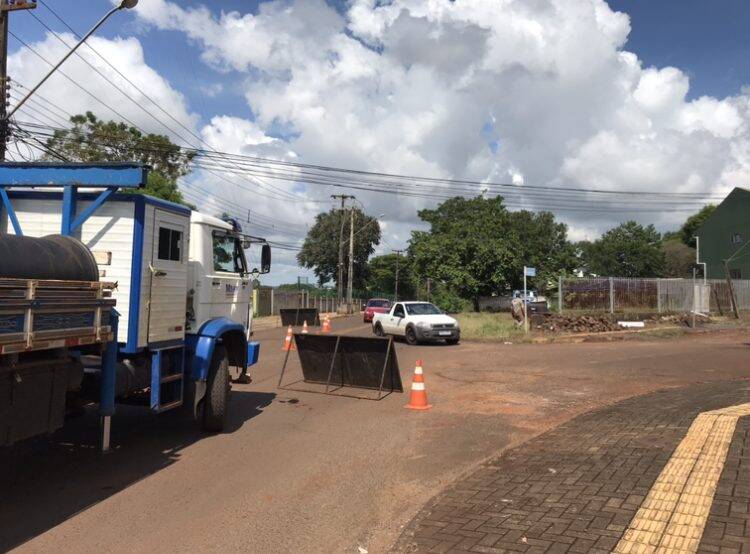 Obra interdita passagem de veículos na Rua Nereu Ramos, no Parque Presidente