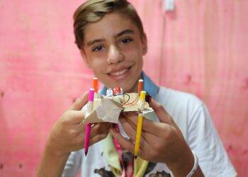 PTI ensina escoteiros do JamCam a montar robô com materiais de baixo custo