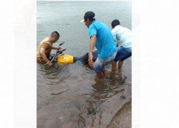 Mototáxi furtada é encontrada no Rio Paraná