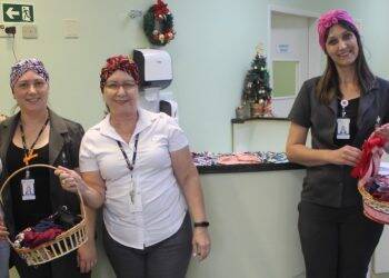 Voluntárias doam 500 turbantes para Centro de Oncologia do HMCC