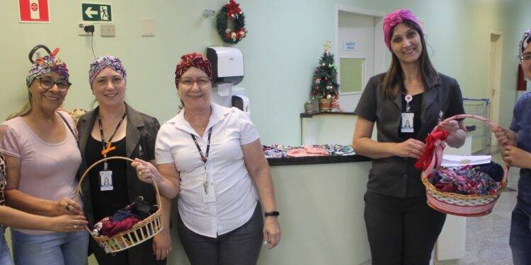 Voluntárias doam 500 turbantes para Centro de Oncologia do HMCC