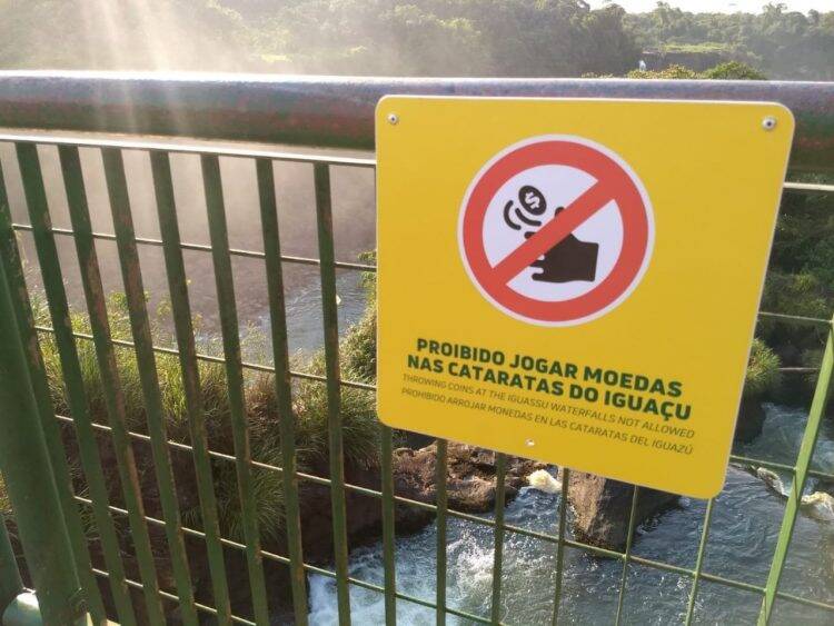 Turista é flagrado pegando “moedas da sorte” nas Cataratas do Iguaçu