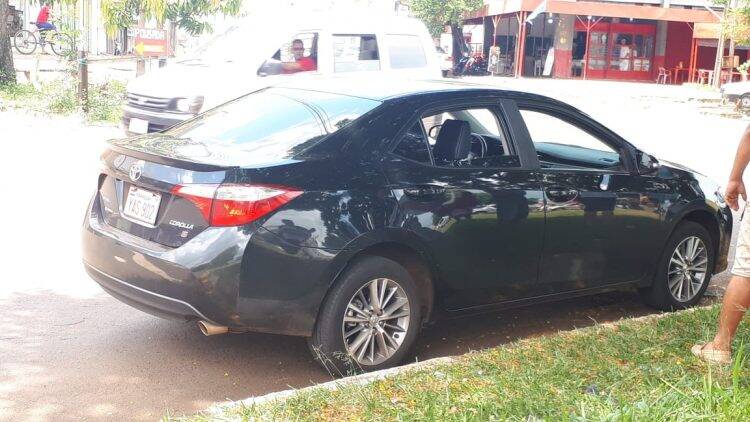 Bandidos roubam carro e após perseguição capotam próximo a Ponte da Amizade