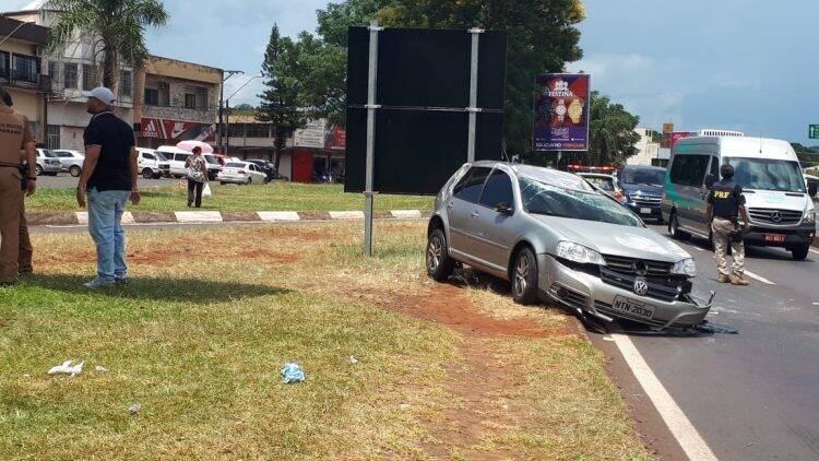 Bandidos roubam carro e após perseguição capotam próximo a Ponte da Amizade