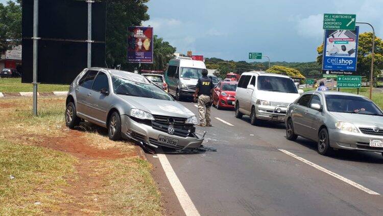 Bandidos roubam carro e após perseguição capotam próximo a Ponte da Amizade
