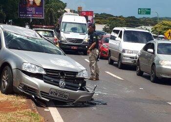 Bandidos roubam carro e após perseguição capotam próximo a Ponte da Amizade