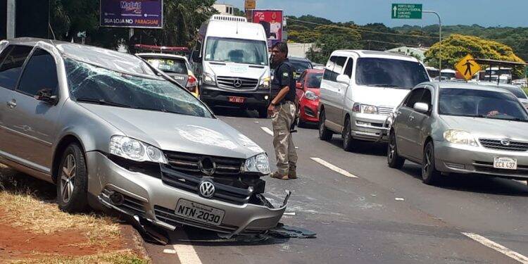 Bandidos roubam carro e após perseguição capotam próximo a Ponte da Amizade