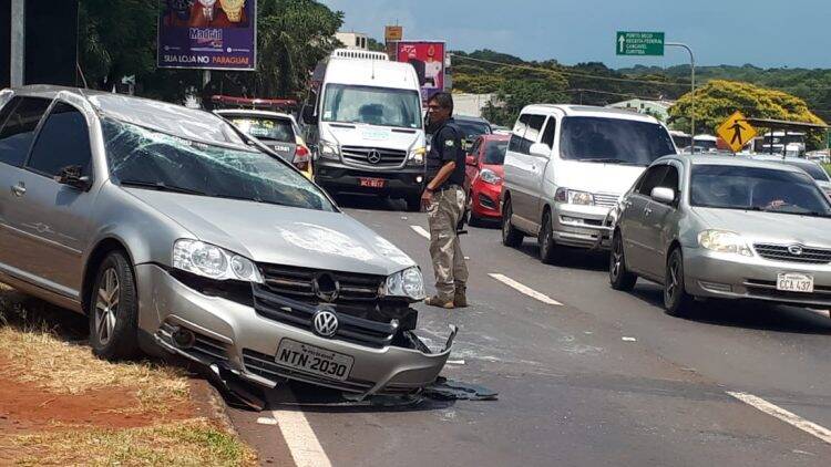 Bandidos roubam carro e após perseguição capotam próximo a Ponte da Amizade