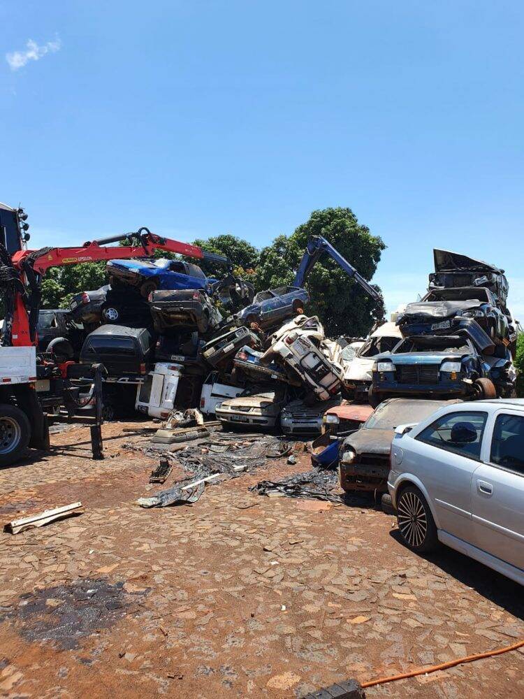Carros apreendidos pela Polícia Civil são destruídos