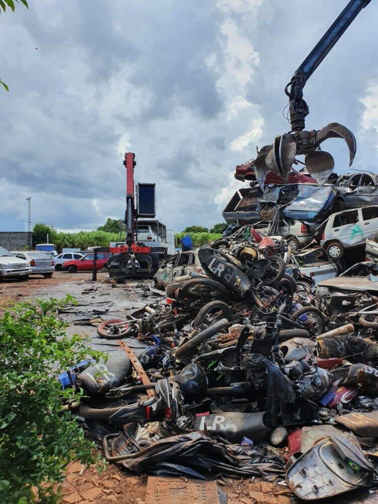 Carros apreendidos pela Polícia Civil são destruídos