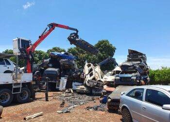 Carros apreendidos pela Polícia Civil são destruídos