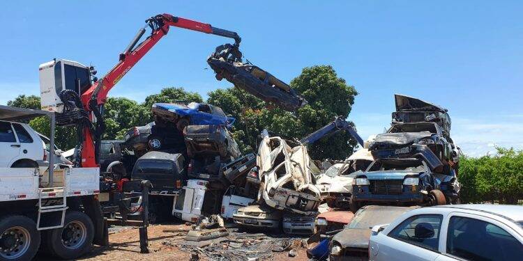 Carros apreendidos pela Polícia Civil são destruídos
